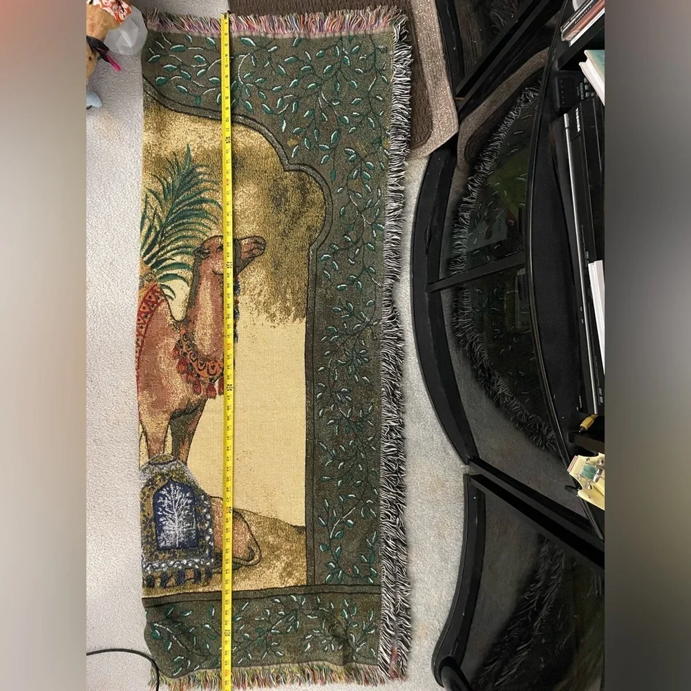 Decorative throw blanket